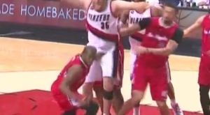 Ο Chris Paul επιασε απο τα... τον Chris Kaman