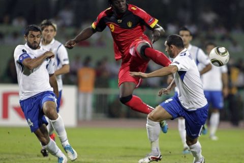 Belgium's Romelu Lukaku (C) fights for the ball against Azerbaijan's Rashad Sadygov (L) and Mahir Shukurov during their Euro 2012 Group A qualifying soccer match in Baku, September 2, 2011.   REUTERS/David Mdzinarishvili (AZERBAIJAN - Tags: SPORT SOCCER)