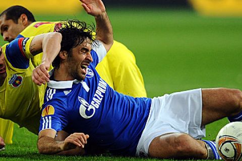 GELSENKIRCHEN, GERMANY - DECEMBER 01:  Raul Gonzalez of Schalke is challenged by Valentin Iliev and Geraldo Alves of Steaua during the UEFA Europa League group J match between FC Schalke 04 and FC Steaua Bucuresti at Veltins Arena on December 1, 2011 in Gelsenkirchen, Germany.  (Photo by Lars Baron/Bongarts/Getty Images)