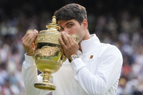 Ο Κάρλος Αλκαράθ φιλάει το τρόπαιο του Wimbledon μετά από την επικράτησή του στον τελικό επί του Νόβακ Τζόκοβιτς | 14 Ιουλίου 2024