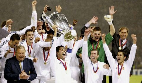 FUSSBALL : CHAMPIONS LEAGUE 01/02 Finale in Glasgow , 15.05.02
BAYER 04 LEVERKUSEN - REAL MADRID 1:2
REAL MADRID CHAMPIONS LEAGUE SIEGER 2002
JUBEL TEAM REAL MADRID : KAPITAEN Fernando HIERRO mit POKAL
FOTO:BONGARTS