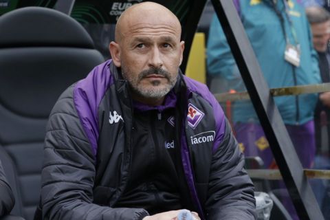 Fiorentina's head coach Vincenzo Italiano, right, during the Europa Conference League semi-final second leg soccer match between Club Brugge and Fiorentina at the Jan Breydel Stadium in Bruges, Belgium, Wednesday, May 8, 2024. (AP Photo/Omar Havana)