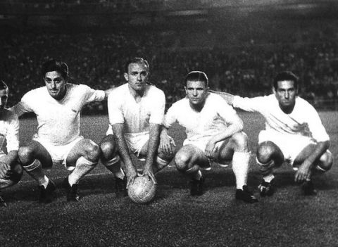 (FILES) Real Madrid's players (from L) Frenchman Raymond Kopa, Rial, Argentinian-born Alfredo Di Stefano, Hungarian-born Ferenc Puskas and Gento pose before the start of a Liga football match 06 June 1959 at Santagio Bernabeu stadium in Madrid.  Hungarian football legend Ferenc Puskas, the inspiration of the "Mighty Magyars" national side that dominated world football in the 1950s, has died after a long illness, the national Hungarian agency MTI reported 17 November 2006. He was 79. AFP PHOTO FILES + SPAIN OUT  (Photo credit should read STAFF/AFP/Getty Images)