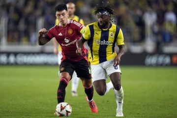 Fenerbahce's Allan Saint-Maximin, right, and Manchester United's Lisandro Martinez fight for the ball during the Europa League opening phase soccer match between Fenerbahce and Manchester United at Sukru Saracoglu stadium, in Istanbul, Turkey, Thursday, Oct. 24, 2024. (AP Photo/Francisco Seco)