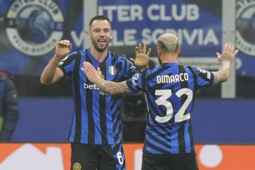 Inter Milan's players celebrate after scoring the opening goal during a Champions League opening phase soccer match between Inter Milan and Leipzig, at the San Siro stadium in Milan, Italy, Tuesday, Nov. 26, 2024. (AP Photo/Luca Bruno)