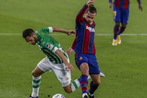 Διεκδίκηση της μπάλας από τους Γκριεζμάν και Ρουίθ σε αναμέτρηση της Μπέτις με την Μπαρτσελόνα στην La Liga