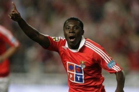 Benfica's Adu celebrates his goal against Maritimo during their Portuguese Premier League match at Luz satdium in Lisbon October 28, 2007. REUTERS/Jose Manuel Ribeiro (PORTUGAL)