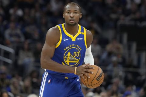 Golden State Warriors forward Jonathan Kuminga (00) looks to pass the ball against the New Orleans Pelicans during the first half of an NBA basketball game in San Francisco, Wednesday, Oct. 30, 2024. (AP Photo/Jeff Chiu)