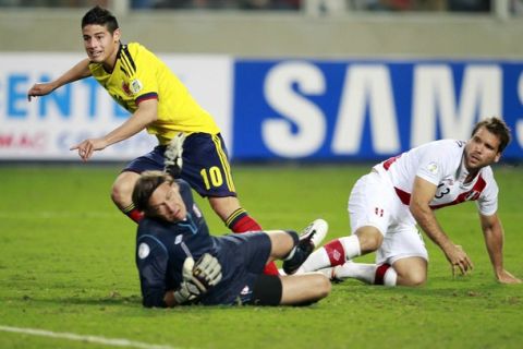 Colombia's James Rodriguez (10) celebrates after scoring as Peru goalkeeper Diego Penny (1) and Renzo Revoredo look on during their 2014 Brazil World Cup qualifying soccer match in Lima June 3, 2012.   REUTERS/Pilar Olivares (PERU - Tags: SPORT SOCCER)