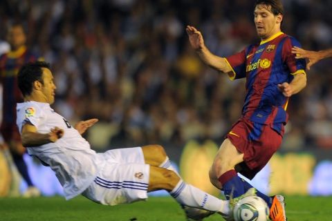 Barcelona's Argentinian forward Lionel Messi (R) vies with Real Madrid's Portuguese defender Ricardo Alberto Carvalho (L) during their Spanish Cup final match Real Madrid against Barcelona at the Mestalla stadium in Valencia on April 20, 2011. AFP PHOTO/LLUIS GENE (Photo credit should read LLUIS GENE/AFP/Getty Images)