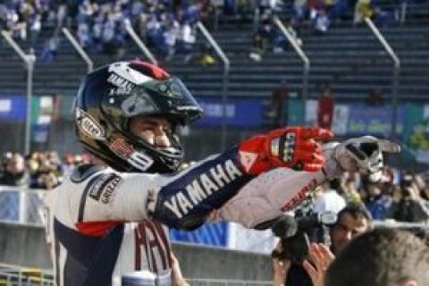 Spain's MotoGP rider Jorge Lorenzo gestures as he arrives at the awarding ceremony for his winning the  Japanese motorcycling Grand Prix at Twin Ring Motegi circuit, in Motegi, north of Tokyo, Sunday, April 26, 2009. (AP Photo/Shuji Kajiyama)