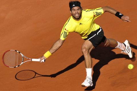 Chili's player Fernando Gonzalez returns a ball to British player Andy Murray during a French Open tennis  quarter final match on June 2, 2009 at Roland Garros Stadium in Paris. The event, the second Grand Slam tournament of 2009, runs from May 25 to June 7, 2009. Gonzalez won 6/3,3/6,6/0,6/4.  AFP PHOTO / BERTRAND GUAY (Photo credit should read BERTRAND GUAY/AFP/Getty Images)