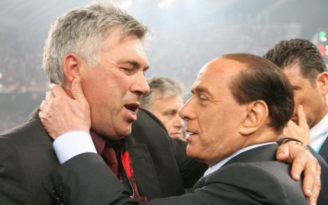 L'abbraccio di Berlusconi e Carlo Ancelotti, allenatore del Milan, subito dopo la vittoria della finale di Champion's ad Atene il 23 maggio 2007
EPA/KERIM OKTEN