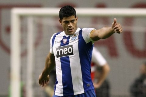 Porto's Hulk de Sousa celebrates his goal against Braga during their Portuguese Premier League soccer match at the municipal stadium in Braga April 7, 2012. REUTERS/Miguel Vidal (PORTUGAL - Tags: SPORT SOCCER)