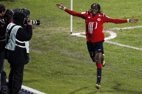 Lille's Gervinho celebrates his goal during their French Ligue 1 soccer match against Nancy Lille Metropole Stadium in Villeneuve d'Ascq January 19, 2011. REUTERS/Pascal Rossignol (FRANCE - Tags: SPORT SOCCER)