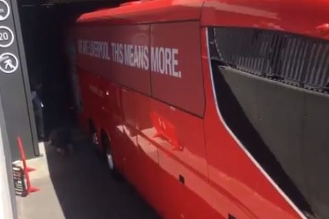 Λίβερπουλ: Το λεωφορείο των κόκκινων κόλλησε στο "Γουάντα Μετροπολιτάνο"