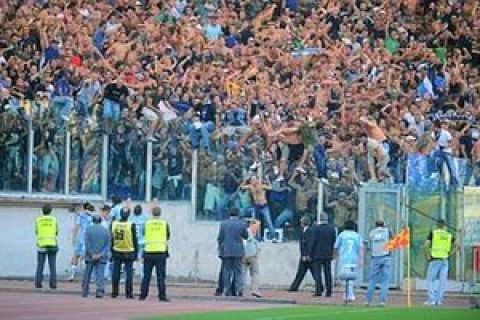 20080902 - ROMA - SPO - TIFOSI NAPOLI: MARONI, DIVIETO DI TRASFERTA PER NAPOLETANI. I tifosi del Napoli esultano per il goal di Marek Hamsik contro la As Roma allo stadio Olimpico di Roma, in una immagine del 31 agosto 2008. Il divieto di seguire la squadra di calcio in trasferta per i tifosi del Napoli. Questo il primo provvedimento deciso dal ministro dell'Interno Maroni dopo le riunioni dell'Osservatorio e del Comitato analisi per la sicurezza delle manifestazioni sportive del Viminale all'indomani degli incidenti di Napoli.
ANSA/ARCHIVIO/ROBERTO TEDESCHI/DRN