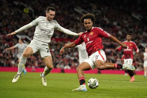 Manchester United's Joshua Zirkzee, right, and Barnsley's Conor McCarthy battle for the ball during the English League Cup soccer match between Manchester United and Barnsley at Old Trafford, Manchester, England, Tuesday, Sept. 17, 2024. (AP Photo/Dave Thompson)