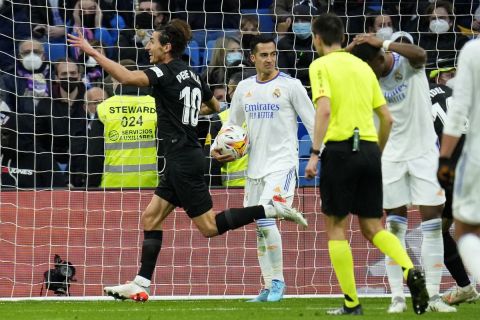Ο άσος της Έλτσε, Πέρε Μίγια, πανηγυρίζει το γκολ του κόντρα στη Ρεάλ Μαδρίτης σε ματς για τη La Liga