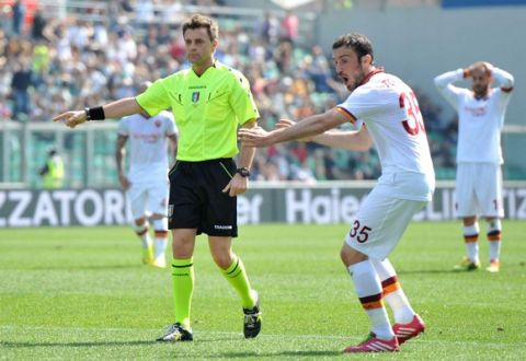 Foto IPP/Alberto Sabattini
Reggio Emilia 30/03/2014
Calcio Campionato di Serie A 2013/2014
Sassuolo-Roma 0-2
nella foto l' arbitro Nicola Rizzoli indica il dischetto dal calcio di rigore che ha assegnato nonostante le proteste di Vasilis Torosidis, ma  dopo qualche minuto cambiera' idea su indicazione dell'assistente di porta 
Italy Photo Press - World Copyright