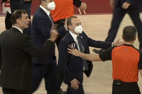 Ολυμπιακός: Ο Μπαρτζώκας γκρίνιαξε στους διαιτητές μετά το τέλος του αγώνα με την Αναντολού Εφές