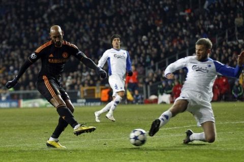 Chelsea's Nicolas Anelka (L) scores against FC Copenhagen during their Champions League soccer match at Parken stadium in Copenhagen February 22, 2011. REUTERS/Stefan Wermuth (DENMARK - Tags: SPORT SOCCER)