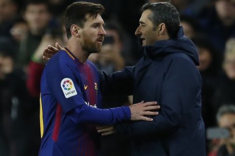 FC Barcelona's Lionel Messi, left, talks with his coach Ernesto Valverde after been substituted during the Spanish Copa del Rey round of 16 second leg soccer match between FC Barcelona and Celta de Vigo at the Camp Nou stadium in Barcelona, Spain, Thursday, Jan. 11, 2018. (AP Photo/Manu Fernandez)