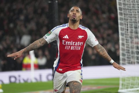 Arsenal's Gabriel Jesus celebrates after scoring his side's second goal during the English League Cup quarterfinal soccer match between Arsenal and Crystal Palace at Emirates stadium, in London, Wednesday, Dec. 18, 2024. (AP Photo/Kirsty Wigglesworth)