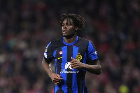 Inter Milan's Yann Aurel Bisseck in action during the Champions League, round of 16, second leg soccer match against Inter Milan at the Metropolitano stadium in Madrid, Spain, Wednesday, March 13, 2024. (AP Photo/Manu Fernandez)