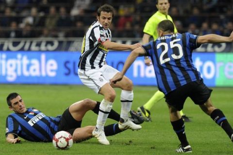 Inter Milan's Lucio (L) and Walter Samuel challenge Juventus' Alessandro Del Piero (C) during their Italian Serie A soccer match at the San Siro stadium in Milan April 16, 2010.  REUTERS/Paolo Bona   (ITALY - Tags: SPORT SOCCER)