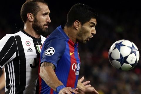 Barcelona's Luis Suarez, right, fights for the ball with Juventus' Giorgio Chiellini during the Champions League quarterfinal second leg soccer match between Barcelona and Juventus at Camp Nou stadium in Barcelona, Spain, Wednesday, April 19, 2017. (AP Photo/Emilio Morenatti)