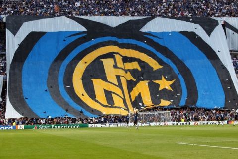 MADRID, SPAIN - MAY 22:  A general view of Inter Milan fans ahead of the UEFA Champions League Final match between FC Bayern Muenchen and Inter Milan at the Estadio Santiago Bernabeu on May 22, 2010 in Madrid, Spain.  (Photo by Alex Grimm/Bongarts/Getty Images)