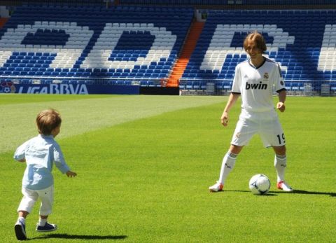 Real Madrid's new Croatian  midfielder Luka Modric (R) plays with his son Ivano at his official presentation at the Bernabeu stadium in Madrid on August 27, 2012. Real Madrid signed Tottenham Hotspur's Croatian midfielder Luka Modric for the next five seasons, the Spanish club announced today.
AFP PHOTO / DOMINIQUE FAGET        (Photo credit should read DOMINIQUE FAGET/AFP/GettyImages)