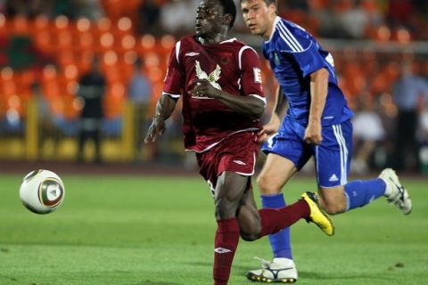 KAZAN, RUSSIA - AUGUST 08: Obafemi Martins of FC Rubin, Kazan battles for the ball with Dmitry Smirnov of FC Tom, Tomsk during the Russian Football League Championship match between FC Rubin and FC Tom at the Tsentraliniy Stadium on August 8, 2010 in Kazan, Russia. (Photo by Roman Kruchinin/Epsilon/Getty Images)