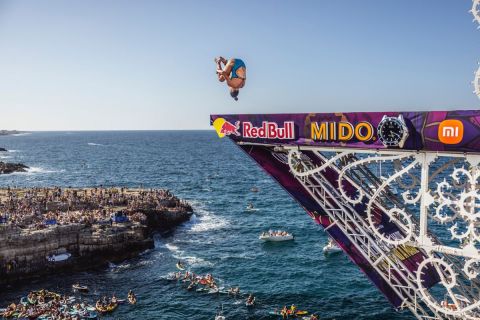 Red Bull Cliff Diving: Έχεις δει βουτιές από τα 27 μέτρα; 