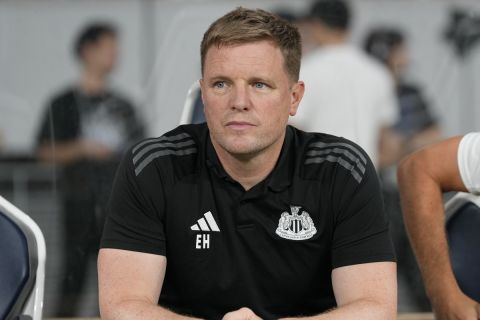 Newcastle's head coach Eddie Howe looks his team players ahead of a friendly soccer match against Yokohama F. Marinos in Tokyo, Saturday, Aug. 3, 2024.(AP Photo/Shuji Kajiyama)