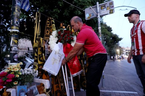 Οι φίλοι του Ολυμπιακού άφησαν στεφάνι στη μνήμη του Μιχάλη Κατσουρή