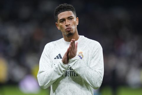 Real Madrid's Jude Bellingham applaudsbefore a Spanish La Liga soccer match between Real Madrid and Barcelona at the Santiago Bernabeu stadium in Madrid, Spain, Saturday, Oct. 26, 2024. (AP Photo/Manu Fernandez)