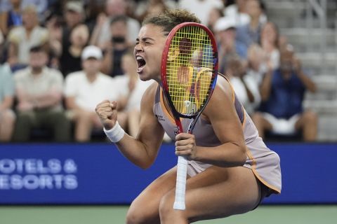 Italy's Jasmine Paolini celebrates after defeating Canada's Bianca Andreescu in a first-round match of the U.S. Open tennis championships, Tuesday, Aug. 27, 2024, in New York. (AP Photo/Frank Franklin II)