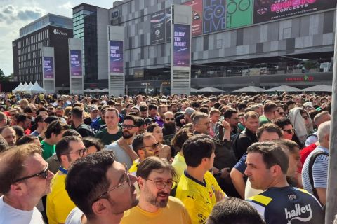 Final Four 2024: Συνωστισμός έξω από την Uber Arena, 85 λεπτά πριν από το τζάμπολ του Παναθηναϊκός - Φενέρμπαχτσε άνοιξαν κάποιες πύλες