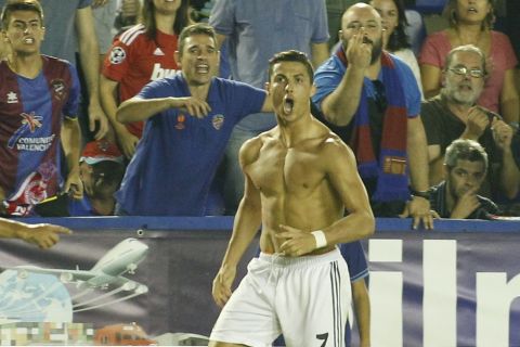 Partido de la Liga BBVA disputado entre el Levante y el Real Madrid. En la imagen, Cristiano Ronaldo celebra el tanto de la victoria. 

League BBVA match played between Levante and Real Madrid. In this picture, Cristiano Ronaldo celebrates winning goal.