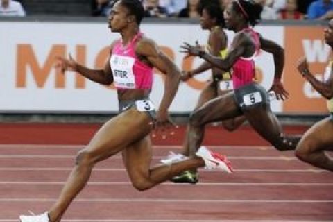 US Carmelita Jeter, left, runs to win the women's 100 meter race ahead of Jamaican Kerron Stewart, second right, at the Weltklasse Golden League athletics meeting in the Letzigrund stadium in Zurich, Switzerland, Friday, Aug. 28, 2009. (AP Photo/Keystone, Walter Bieri)