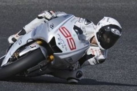 MotoGP Yamaha rider Jorge Lorenzo from Spain, steers his Yamaha during the second practice session of the Portugal Grand Prix at the Estoril racetrack in Sintra, outside Lisbon, Saturday Oct. 3, 2009. (AP Photo/Alvaro Barrientos)