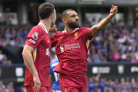 Liverpool's Mohamed Salah, right, celebratse after he scores his side's second goal during the English Premier League soccer match between Ipswich Town and Liverpool at Portman Road stadium in Ipswich, England, Saturday, Aug. 17, 2024. (AP Photo/Alastair Grant)