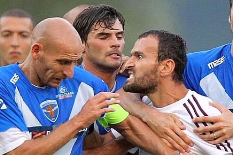 Continua il trend negativo delle amichevoli estive: Brescia-Larissa, test andato in scena a Storo, in provincia di Trento, è finito infatti in rissa. Nella foto Dabizas Nokos (s), Larissa, e Possanzini Davide (d) del Brescia trattenuto da Caracciolo Andrea durante la rissa a fine partita.   
Per la terza volta in cinque giorni un'amichevole estiva con protagonista una squadra italiana è finita in rissa. Stavolta è toccato al Brescia, impegnato a Storo, in Trentino, contro il Larissa. Due espulsi, entrambi nelle file dei greci, tutti-contro-tutti al fischio finale dell'arbitro e alcuni tifosi bresciani presenti sulle tribune che scavalcano la recinzione per cercare di raggiungere i calciatori della squadra avversaria. ANSA/FILIPPO VENEZIA