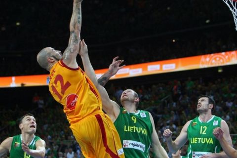 Lithuania's Darius Songaila (C) vies with Macedonia's Pero Antic (2nd L) during the EuroBasket 2011 quarter final round basketball match between Lithuania and Macedonia, in Kaunas, on September 14, 2011. AFP PHOTO / Petras Malukas (Photo credit should read PETRAS MALUKAS/AFP/Getty Images)