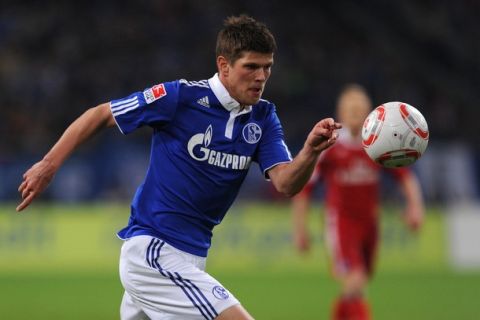 RESTRICTIONS / EMBARGO - ONLINE CLIENTS MAY USE UP TO SIX IMAGES DURING EACH MATCH WITHOUT THE AUTHORISATION OF THE DFL. NO MOBILE USE DURING THE MATCH AND FOR A FURTHER TWO HOURS AFTERWARDS IS PERMITTED WITHOUT THE AUTHORISATION OF THE DFL.Schalke's Dutch striker Klaas-Jan Huntelaar controls the ball during the German first division Bundesliga football match FC Schalke 04 vs Hamburger SV in the western German city of Gelsenkirchen on January 15, 2011. AFP PHOTO / PATRIK STOLLARZ (Photo credit should read PATRIK STOLLARZ/AFP/Getty Images)