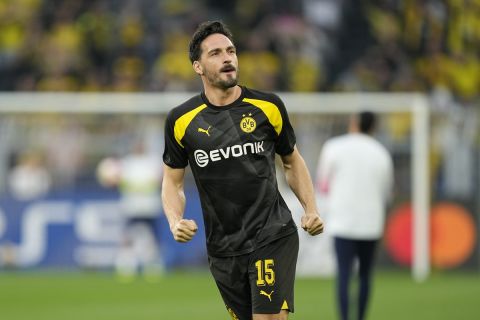 Dortmund's Mats Hummels warms up prior to the Champions League semifinal first leg soccer match between Borussia Dortmund and Paris Saint-Germain at the Signal-Iduna Park in Dortmund, Germany, Wednesday, May 1, 2024. (AP Photo/Martin Meissner)