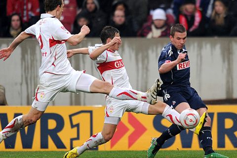 Fussball 1. Bundesliga:  Saison   2010/2011    13. Spieltag
VfB Stuttgart - FC Koeln   21.11.2010
Stefano Celozzi (li, VfB Stuttgart)  gegen Lukas Podolski (re, 1. FC Koeln) 
FOTO: Pressefoto ULMER/Claus Cremer