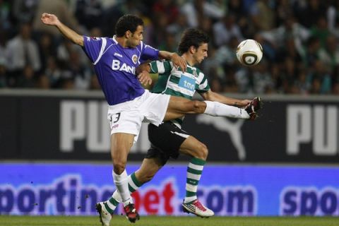 Sporting Lisbon's Helder Postiga (R) fights for the ball with Nacional's Danielson Ferreira during their Portuguese Premier League soccer match at Jose Alvalade stadium in Lisbon September 26, 2010. REUTERS/Rafael Marchante (PORTUGAL - Tags: SPORT SOCCER)